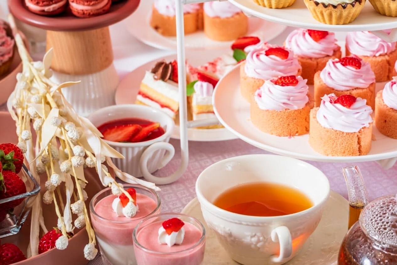 ケーキスタンドに並ぶスイーツと紅茶のカップ｜ティークルーズ