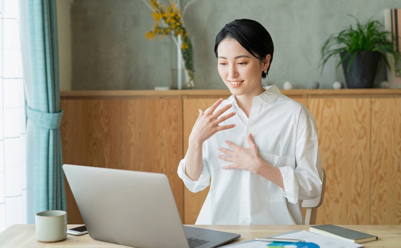 自宅のパソコンでオンライン英会話レッスンを受ける女性